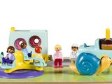 un petit train miniature avec des figurines à bord, posé sur une table