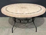 une table ronde avec un plateau en carrelage et un piètement en métal