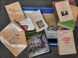 de nombreux livres empilés par terre