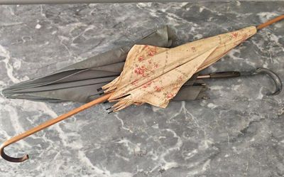 un parapluie posé à l'envers par terre