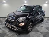 Le SUV Fiat noir est garé sur un sol à damier.