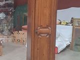 une grande horloge de parquet en bois au milieu d'une pièce