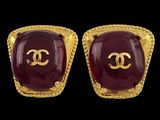 une paire de boucles d'oreilles Chanel ornées de pierres dorées et rouges