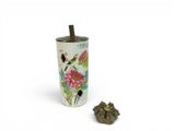 une image représentant une tasse avec un couvercle, ornée d'un motif floral