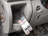l'intérieur d'une voiture équipée d'un tableau de bord et d'une télécommande