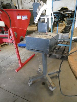 une machine posée sur une table dans un garage
