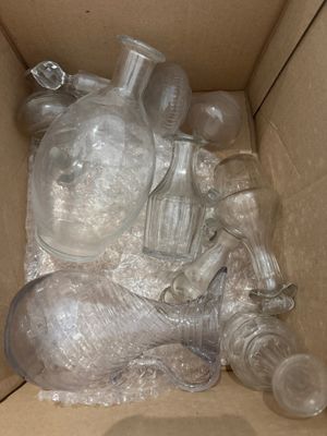 une boîte remplie de bouteilles en verre vides
