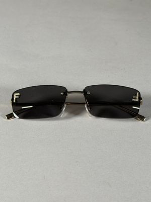 une paire de lunettes de soleil posée sur une surface blanche