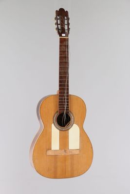 l'image d'une guitare suspendue à une corde sur un mur