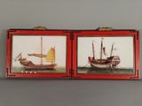 deux photos d'un bateau et d'un bateau dans un étui rouge