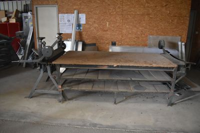 une image d'un établi dans un garage