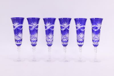quatre verres à vin bleus et blancs posés les uns à côté des autres