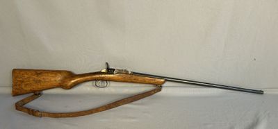 un fusil posé sur une table