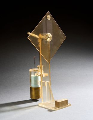 une image représentant un objet en or et en verre surmonté d'une horloge