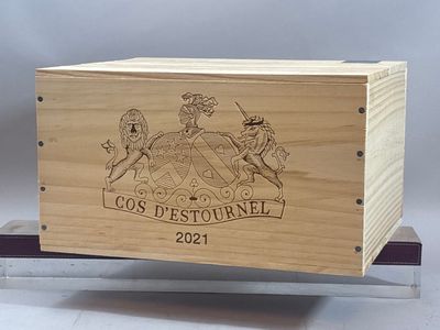 La boîte en bois est ornée d'un blason et d'un cheval.