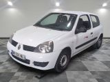 la photo d'une petite voiture blanche garée dans un garage