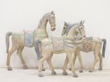 trois chevaux qui se tiennent côte à côte