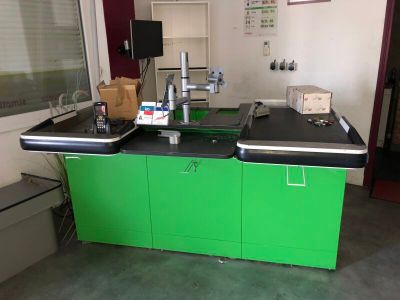 une photo d'un laboratoire avec un comptoir vert et un plan de travail noir