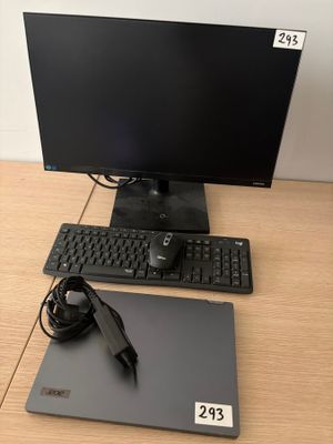 un écran d'ordinateur, un clavier, une souris et un tapis de souris posés sur un bureau