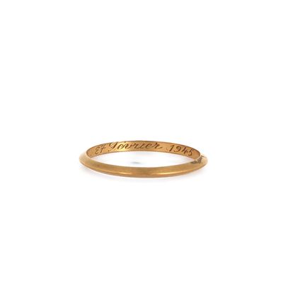 gros plan d'une bague en or sur fond blanc