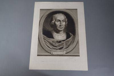 une vieille photo en noir et blanc d'un homme portant une écharpe