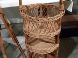 un panier en osier posé par terre à côté d'une échelle