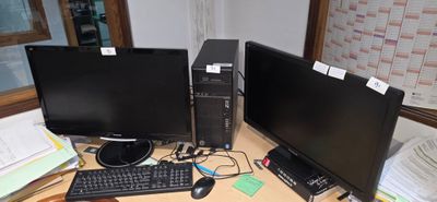deux écrans d'ordinateur et un clavier sur un bureau