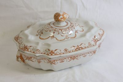 MOUSTIERS ou MONTPELLIER Soupière en faïence à décor de gran…