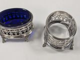 deux plats en verre argenté et bleu posés sur une table