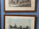 deux gravures encadrées représentant des chevaux et des cavaliers sur un mur bleu