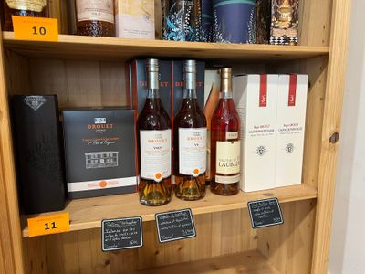 de nombreuses bouteilles de vin sur les étagères du magasin