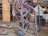 une photo d'un chariot dans un garage, avec de nombreux outils