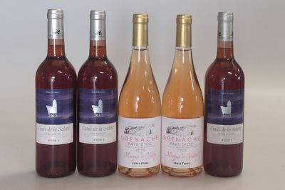 quatre bouteilles de vin posées les unes à côté des autres sur une table