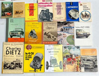 un grand nombre de livres posés sur une table