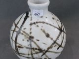 un vase blanc orné de motifs en noir et blanc
