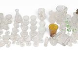 beaucoup d'objets en verre qui se trouvent sur la table