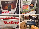 de nombreuses boîtes de café différentes exposées dans un magasin