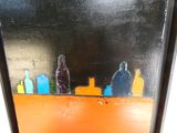 une photo d'un tableau représentant des bouteilles posées sur une étagère