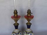 paire de lampes anciennes en verre peintes à la main, ornées de finitions dorées