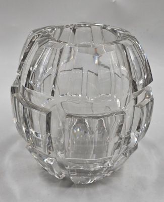 66 / B4 / Vase en cristal taillé de forme sphérique de …