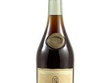 l'image d'une bouteille de vin posée sur une table