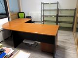 un bureau en bois avec une chaise verte dans un coin de la pièce