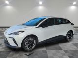 Une Toyota C-HR blanche est garée dans une pièce dont le sol est à carreaux.