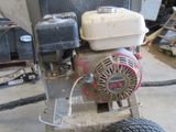 un petit moteur posé sur le sol