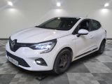 la voiture blanche est garée sur le sol à carreaux d'un garage