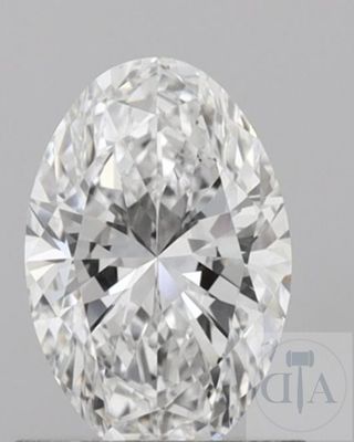 un gros plan d'un diamant taillé sur une surface en argent