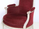 une chaise rouge et blanche posée sur un sol blanc