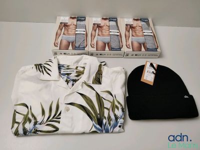 une chemise, une casquette et des sous-vêtements posés sur une table