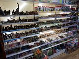 beaucoup de jouets sur les étagères du magasin