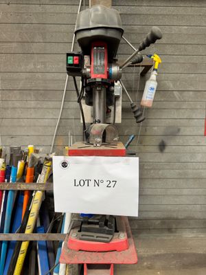 une photo montrant de nombreux outils dans un garage
